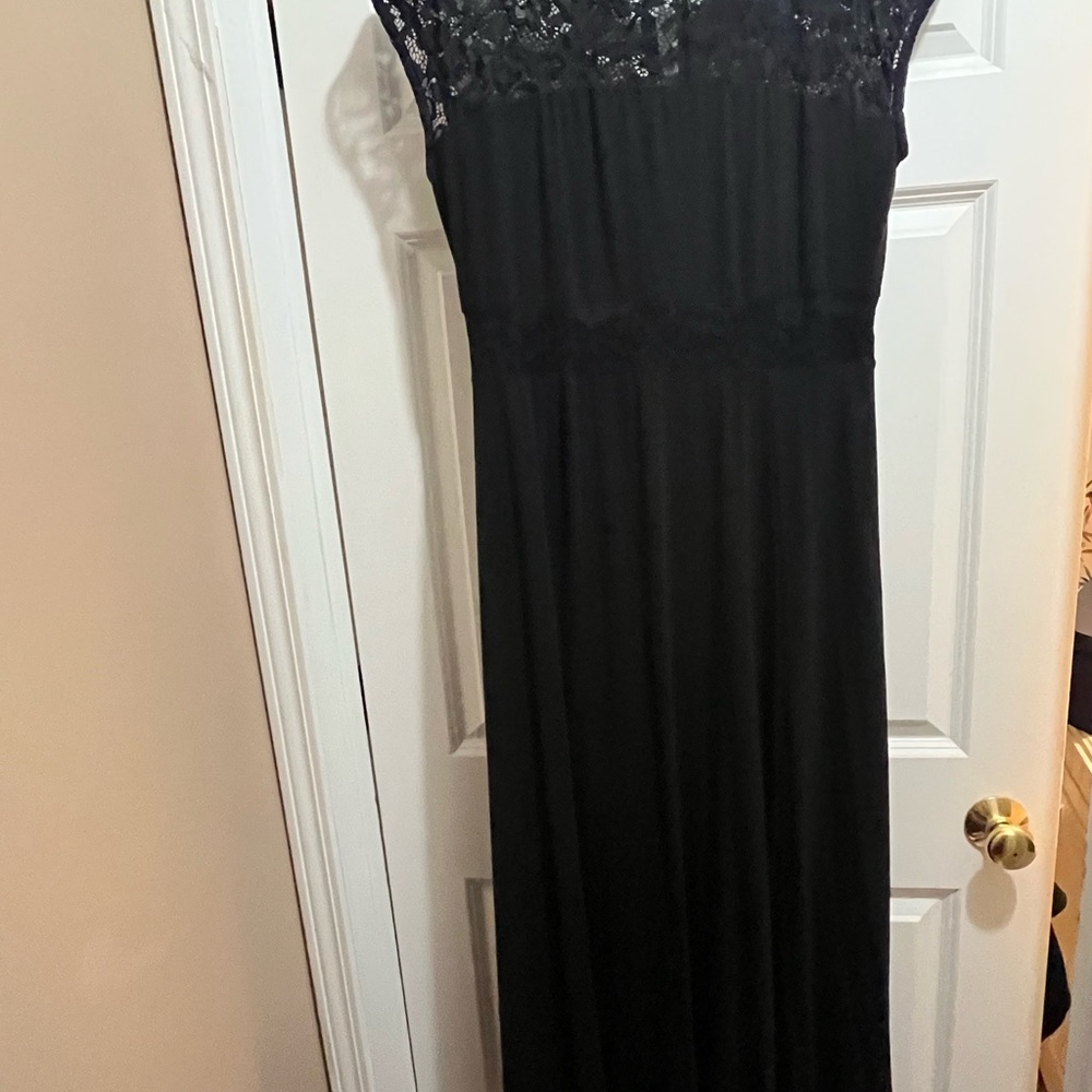 Torrid- Sz 0- Beautiful soft black maxi dress with lace shoulder top & lace toll